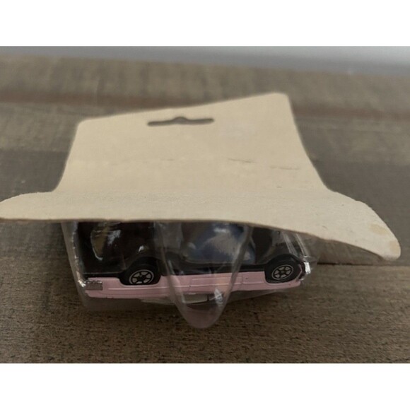 Vintage Road Tough PINK Ford T-Bird Die Cast Metal Free Wheeling 8901B - Picture 8 of 10